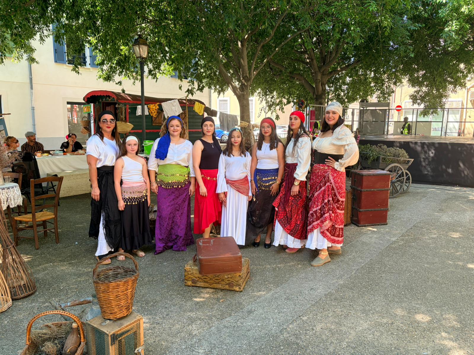 Le groupe en costumes à la féria de Nîmes