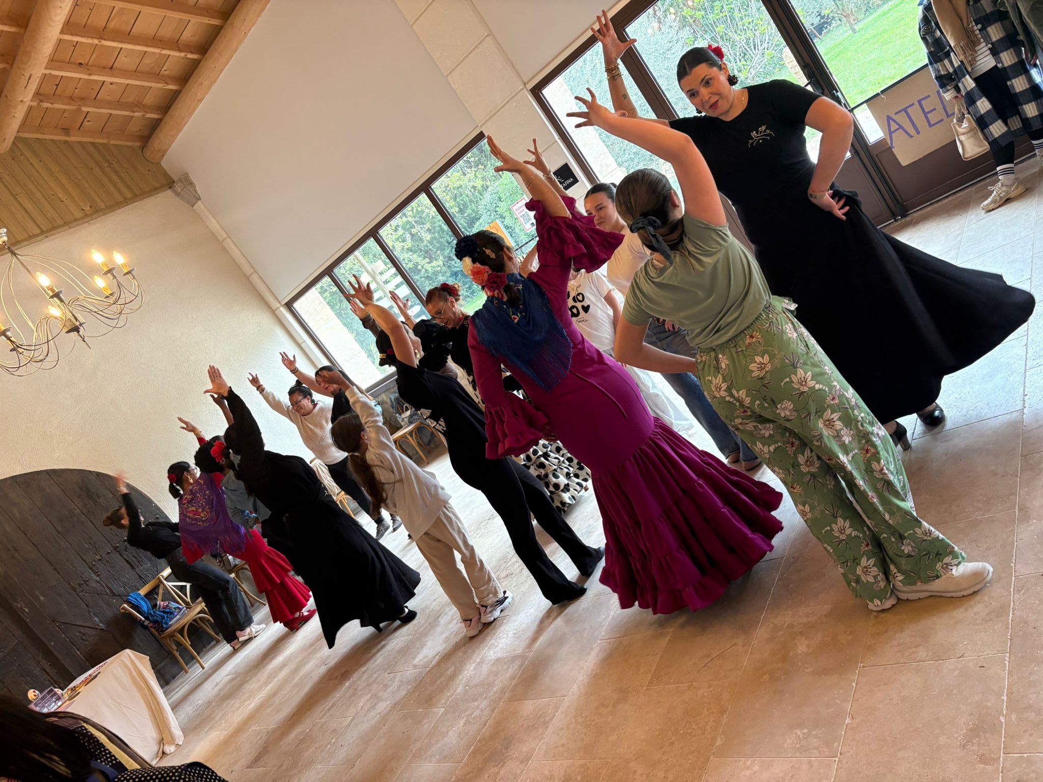 Initiation à la sévillane menée par Tata Fina au Salon de la féminité